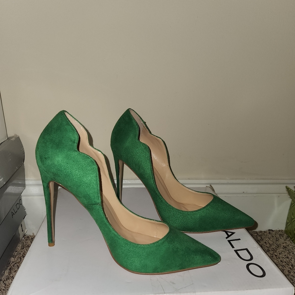 Green Pumps - image 3